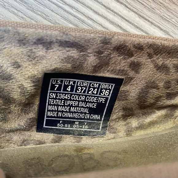 BOBS tan taupe cloth loafers memory foam and arch pillow size 7 - Picture 9 of 9